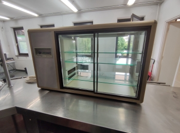 Irodabútorok, konyhai eszközök, aggregátorok aukciója