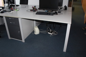 Íróasztal konténerrel