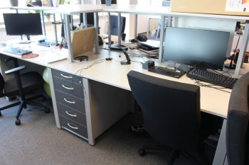 Íróasztalok felső polccal és konténerrel