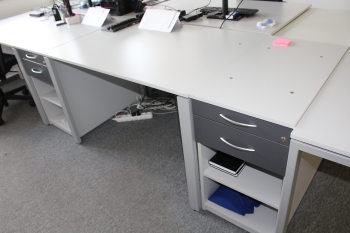 Íróasztalok konténerrel