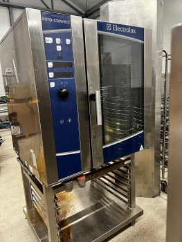 Kombi sütő pároló állvánnyal 