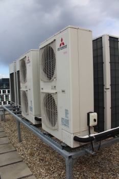 Irodabútorok és szerverterem eszközeinek aukciója