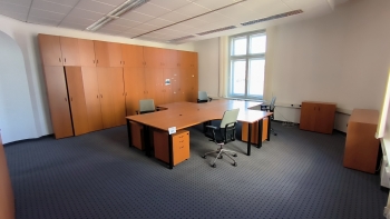 Banki irodabútorok aukciója