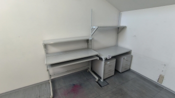 Íróasztal és konténer