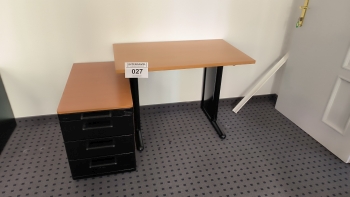 Íróasztal és konténer