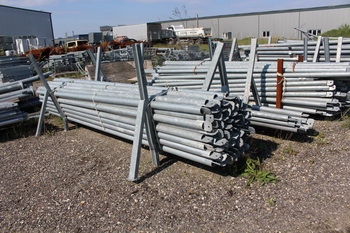 Horganyzott csövek fül résszel (toronytámasz)