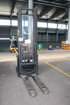 Magasemelésű vezetőplatformos raklapmozgató