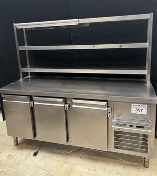 Hűtött munkaasztal átadóval