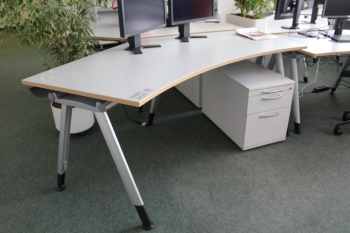 Irodabútorok aukciója: asztal, íróasztal, szekrény, konténer (Bosch Bp. A épület)