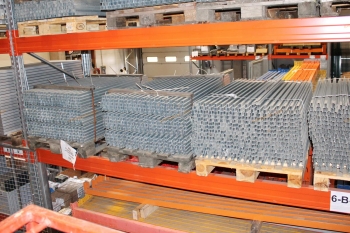 Osztóprofil (megvezető) görgős tálcához