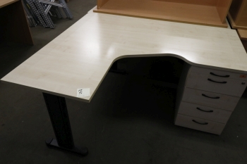 L-alakú íróasztal