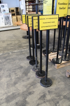 Tábla (itt várakozzon)