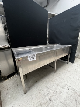 Rozsdamentes kétmedencés mosogató csepegtetővel