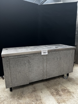 Szekrény kerekekkel