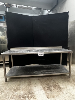 Rozsdamentes asztal alsó polccal és felhajtással