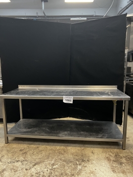 Rozsdamentes asztal alsó polccal és felhajtással