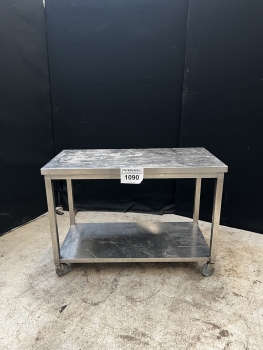 Rozsdamentes gurulós asztal alsó polccal