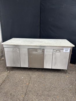 Márvány pult ajtókkal és regálozva ( 600x400 )