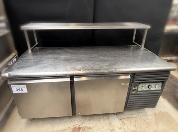 Hűtött munkaasztal átadóval