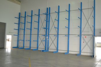 Szálanyagtároló állvány