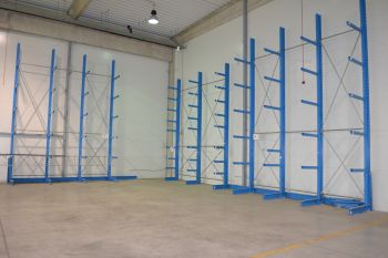 Szálanyagtároló állvány