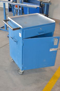 Gurulós fémszekrény