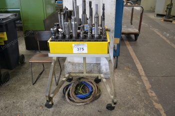 Megmunkáló szerszámok gurulós állvánnyal