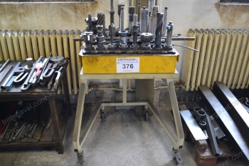 Megmunkáló szerszámok gurulós állvánnyal