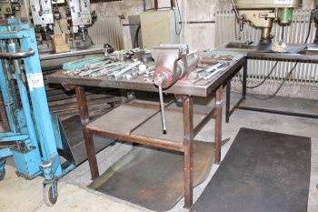 Szerelő asztal, satu és vegyes szerszámok