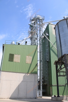 Mezőgazdasági eszközök, IFA teherautó, Hyundai H1 személyautó aukciója