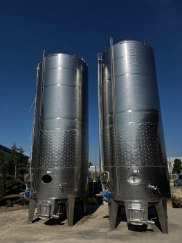 Vörösbor erjesztő tartály