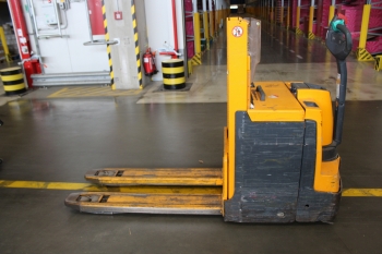 Gyalogkíséretű magasemelésű raklapemelő