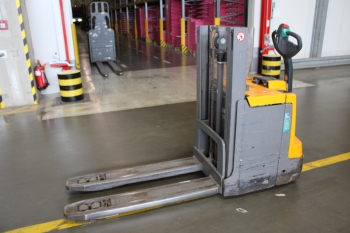 Gyalogkíséretű magasemelésű raklapemelő