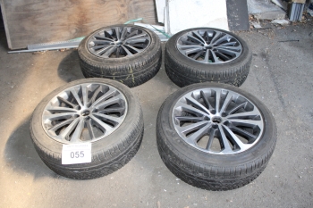 Alufelni és autógumi