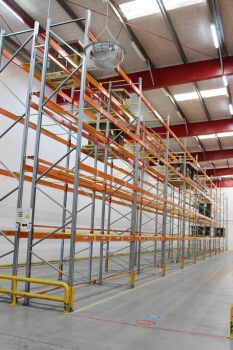 Raklapos állványok aukciója