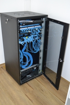 Rack szekrény, Patch panel és hálózati elosztó
