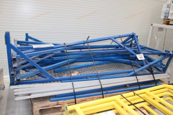 Bontott térelválasztó kerítés és oszlopok